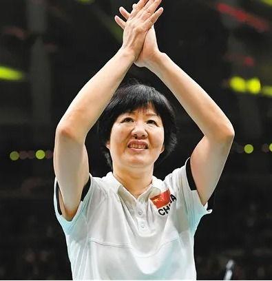 郎平背景,排球传奇，从运动员到教练的辉煌人生